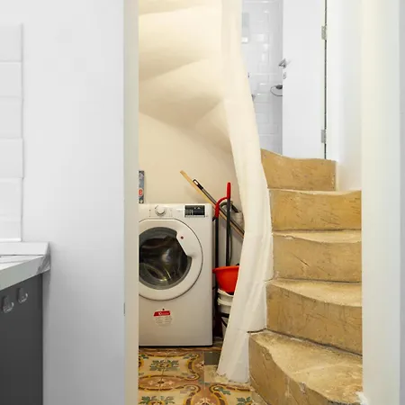 Chic 1br Retreat In St Julian's By Holi Apartman